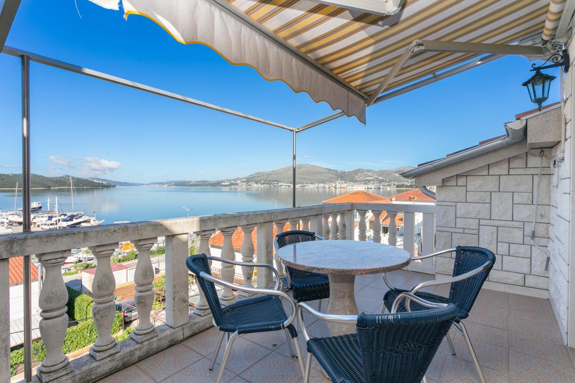 Seaside Apartments With A Swimming Pool Okrug Gornji, Ciovo - 11374 Trogir Extérieur photo