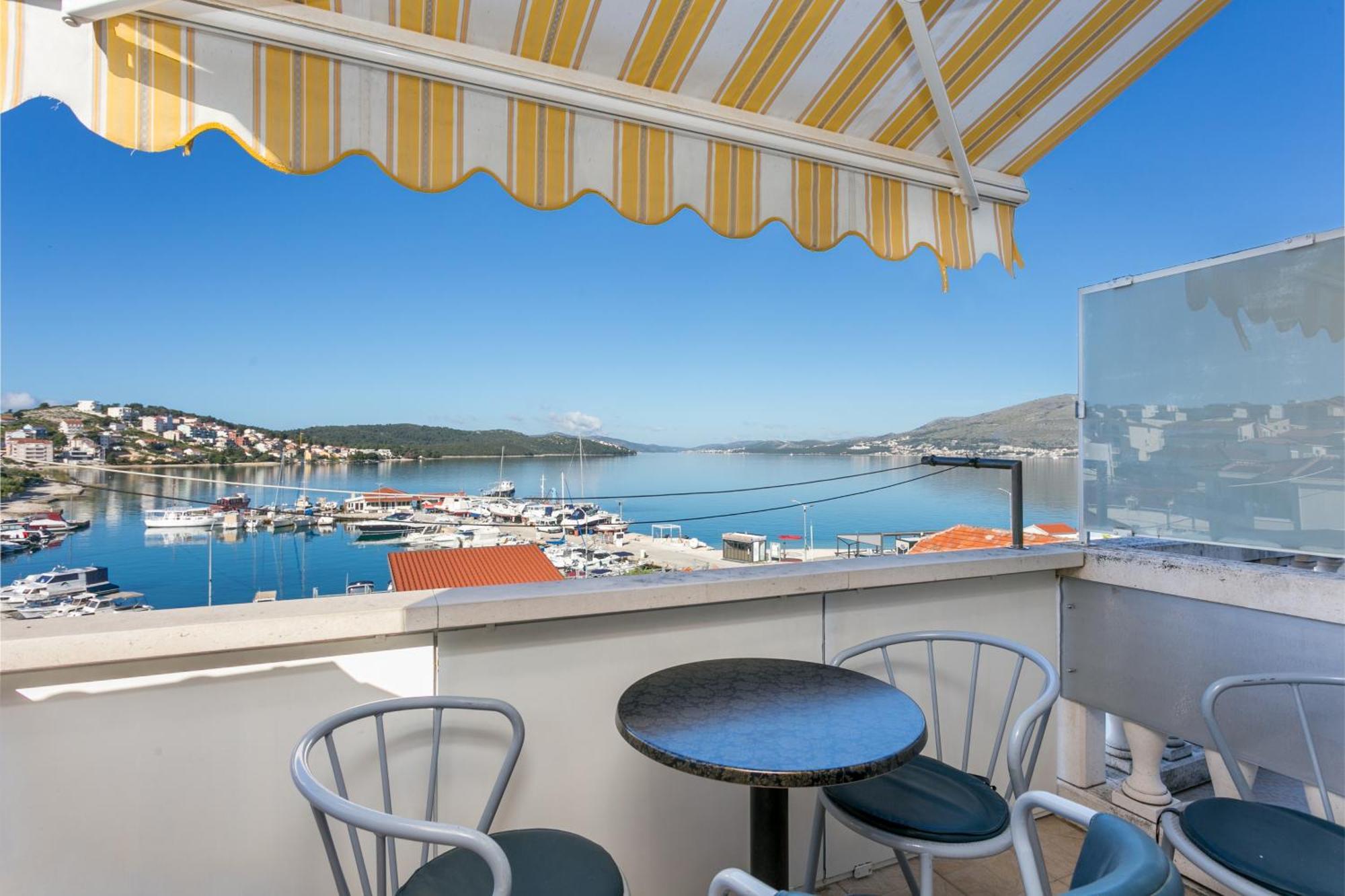 Seaside Apartments With A Swimming Pool Okrug Gornji, Ciovo - 11374 Trogir Extérieur photo